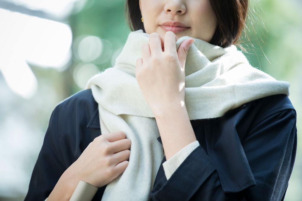 冬コート姿の女性