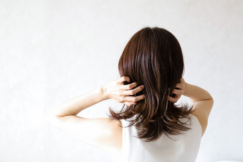 頭皮のベタつきや髪のパサつき…ありませんか？髪と頭皮のセルフチェック