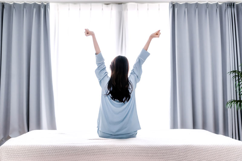 目覚める女性