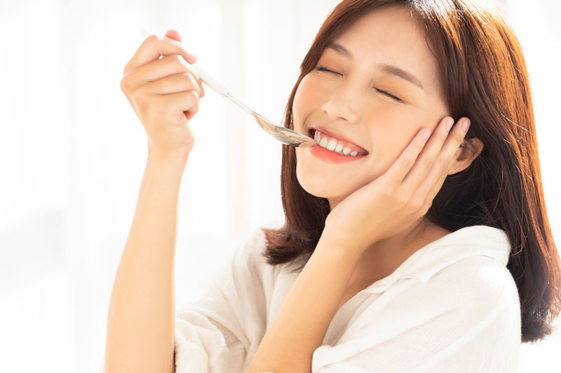 食事を楽しむ女性