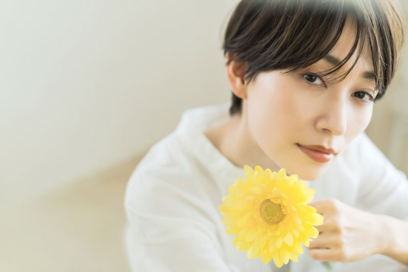 2026年、春メイクの主役は「じゅわっとにじむ、春色の血色感」