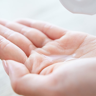 化粧水はコットンと手どっちがいい？手でつけるメリットやコツを解説